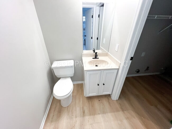 Building Photo - 709 Academy Dr