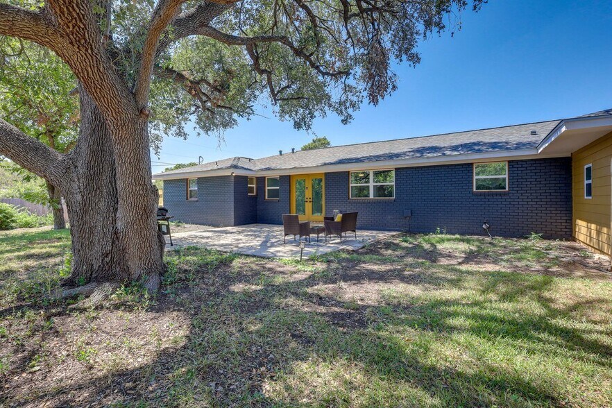 Building Photo - 2601 Bluejay Dr