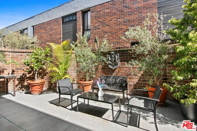 Building Photo - 9303 Burton Wy