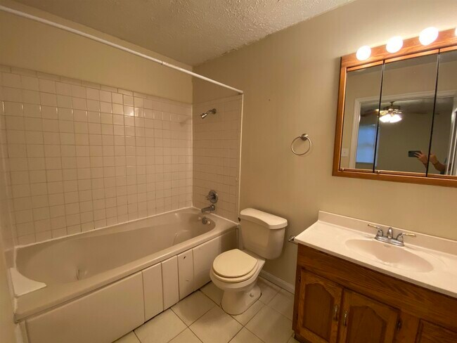Building Photo - 2506 Waldemar Ln