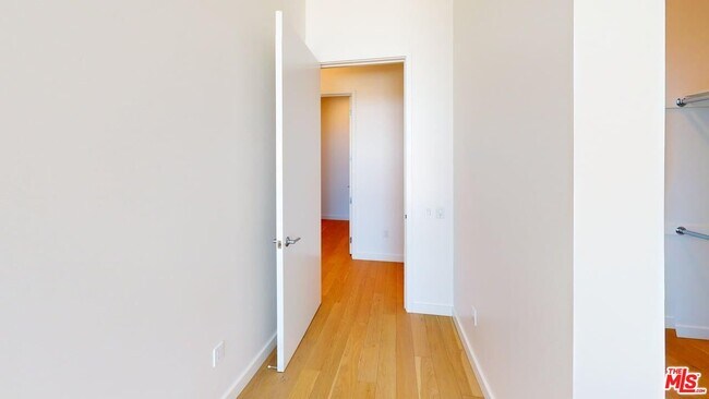 Building Photo - 525 Olive St