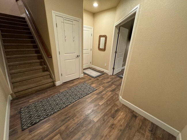 Building Photo - Amazing Lone Tree Home!