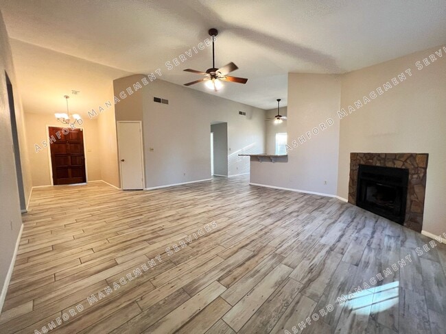 Building Photo - 3 BEDROOM 2 BATH IN HEART OF CHANDLER WITH...