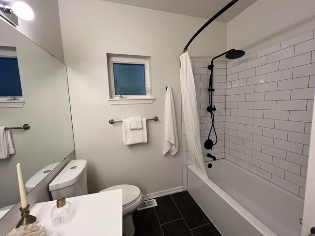 Building Photo - 1561 Cherrylane Ave S