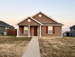 Building Photo - 3 Bedroom 2 Bathroom home