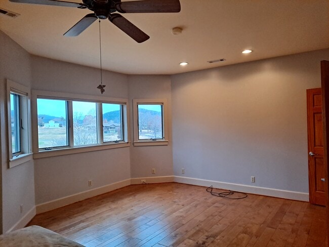 Building Photo - 11 Fairway Dr