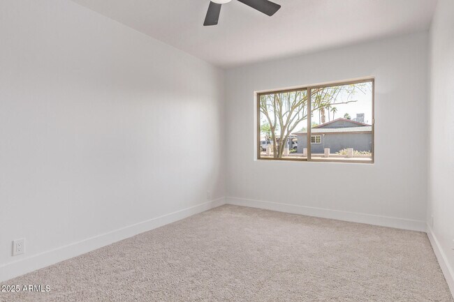 Building Photo - 816 E Saguaro St