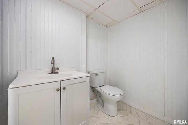 Building Photo - 205 W Glen Ave