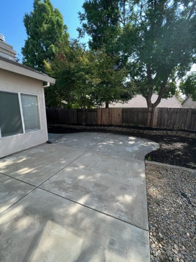Building Photo - 4 Bedroom Home in the heart of Roseville! ...