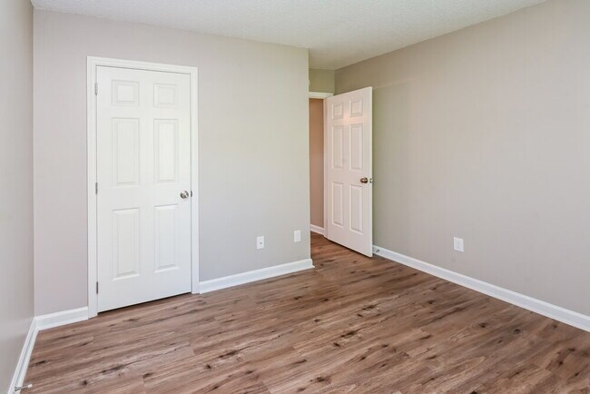 Building Photo - 8905 Bambi Ct