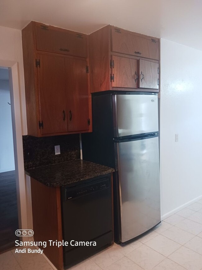 Building Photo - Freshly remodeled