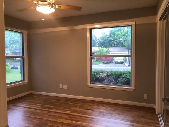 Building Photo - 4 Bedroom / 2.5 Baths / 2 Car Garage with ...