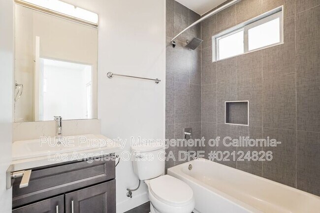 Building Photo - 1340 N Kenmore Ave