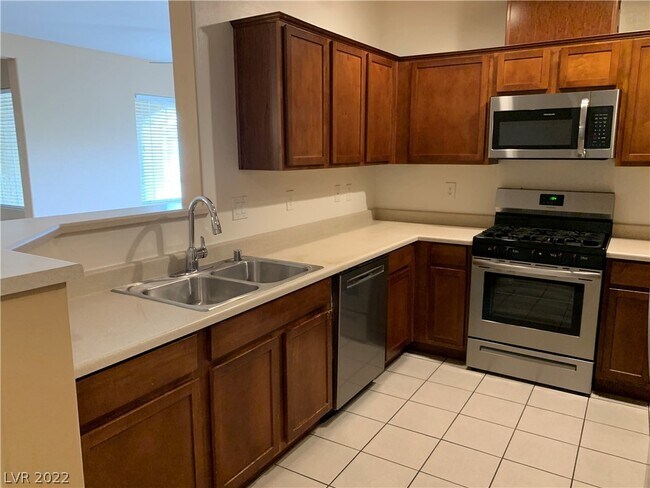Building Photo - 6868 Sky Pointe Dr