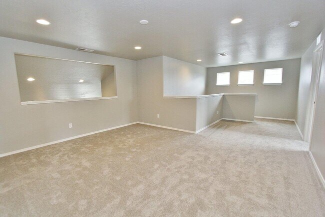 Building Photo - Spacious Home in Quiet Neighborhood