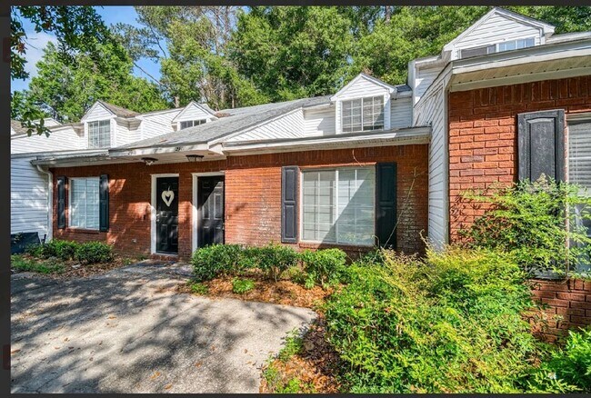 Building Photo - Fully renovated 3 BR/ 2 BA townhome off of Capital Park Circle