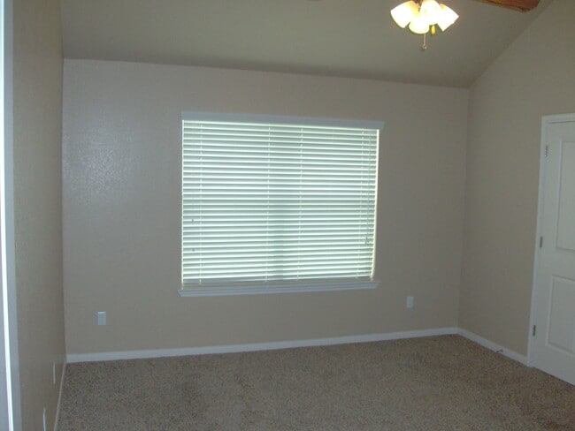 Building Photo - Available 7/13/26 Charming 2 Bed / 2 Bath Duplex Near Bunny