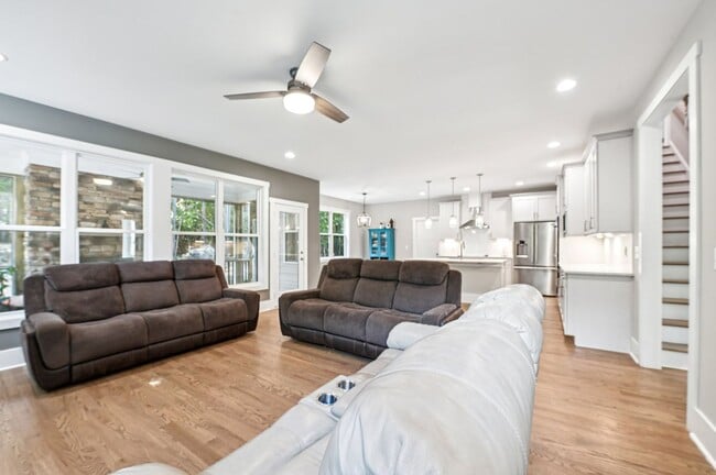 Building Photo - Luxury 5 Bed, 3.5 Bath Home on Large Lot !...