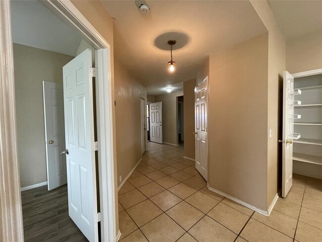 Building Photo - 14805 Lantern Dr