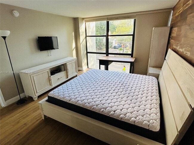 Building Photo - 17021 N Bay Rd