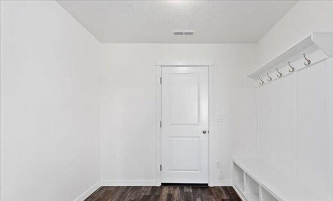 Building Photo - Welcome to this spacious 4 bedroom, 3 bathroom home located in Caldwell, ID.