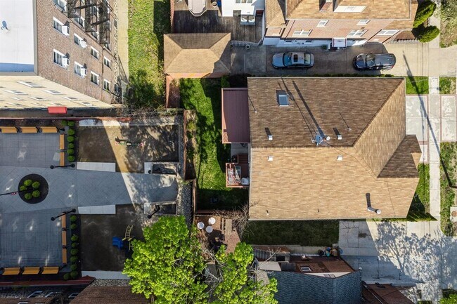 Building Photo - 13 75th St