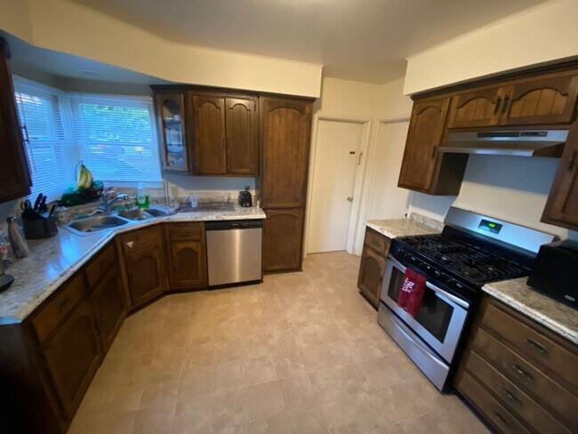 Building Photo - 841 Center St