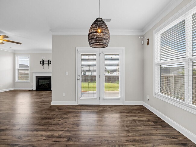 Building Photo - Beautiful 4 BR, 3.5 BA, 2 Car Garage Home ...