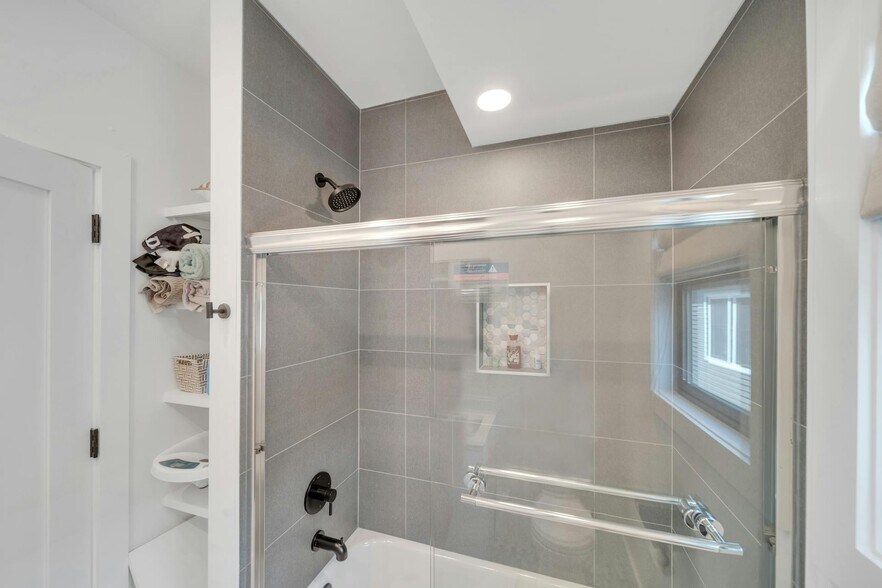 Building Photo - 71 Mission St