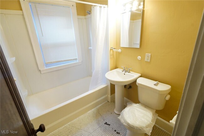 Building Photo - 1365 Phelps Ave