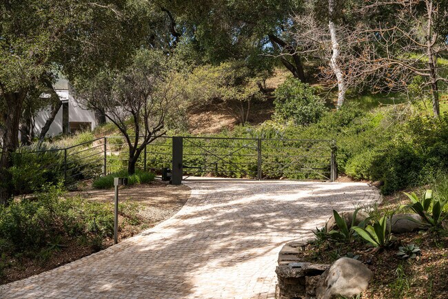 Building Photo - 901 Crater Camp Dr