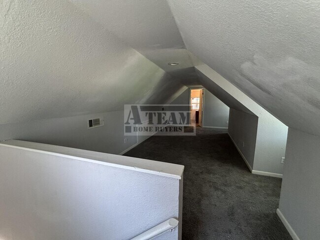 Building Photo - Updated 3 bedroom 2 bathroom