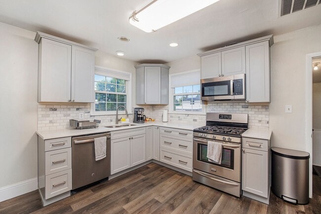 Building Photo - Charming 4Bed/2Bath with Two Huge Backyard