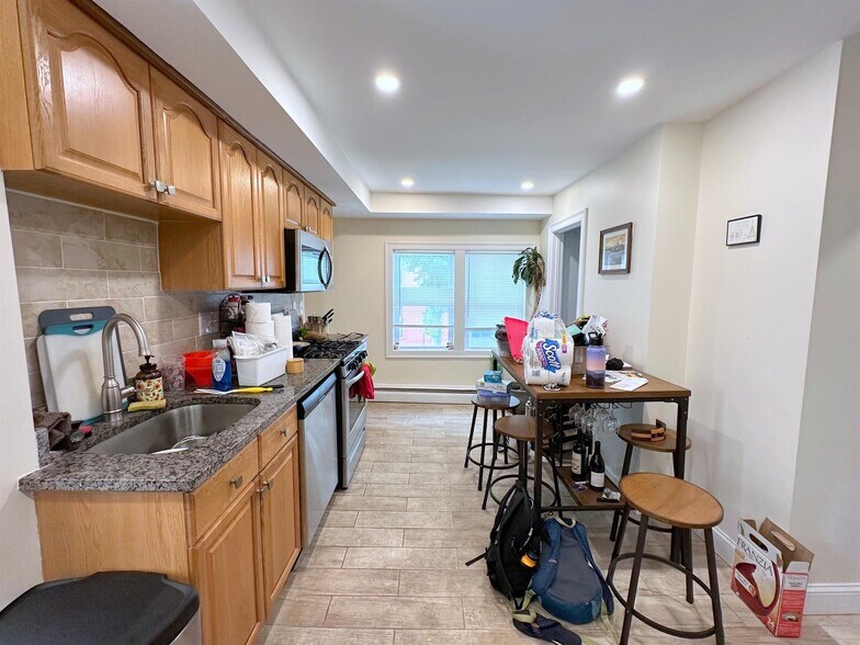 Building Photo - 164 Charles St