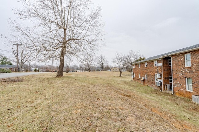 Building Photo - 421 N Woodland Dr