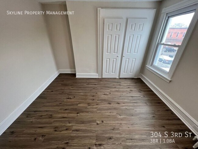 Building Photo - 304 S 3rd St