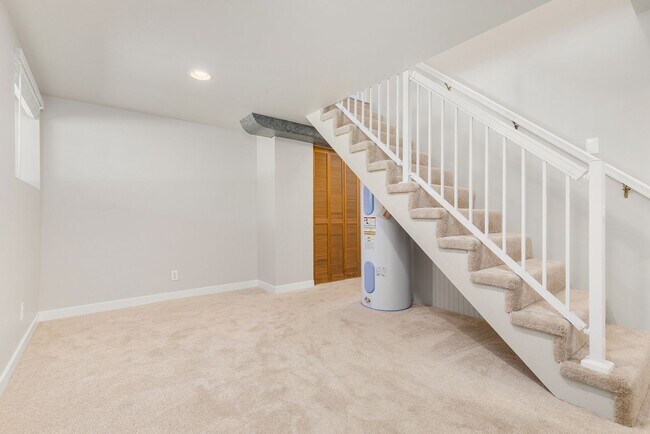 Building Photo - Crown Hill 3 Bedroom Daylight Basement Home