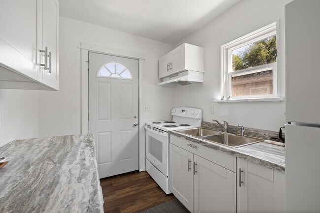 Building Photo - 710 Holcomb Ave