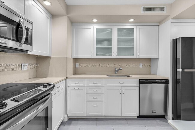 Building Photo - 9225 Collins Ave