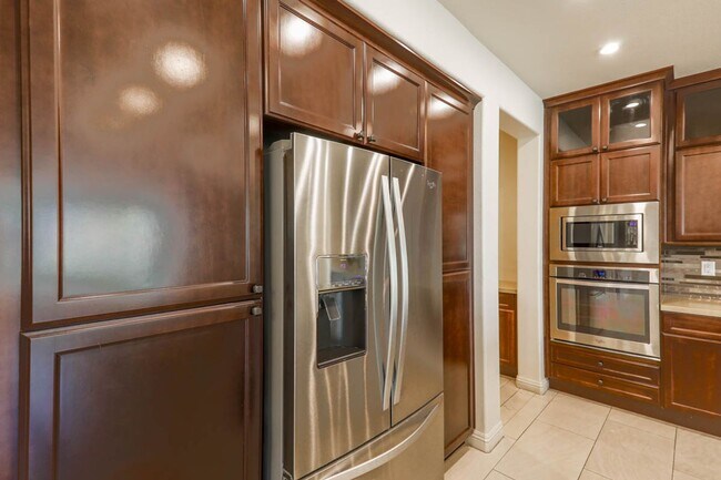 Building Photo - Stunning 5 Bed, 4 Full Baths And 2 Half Ba...