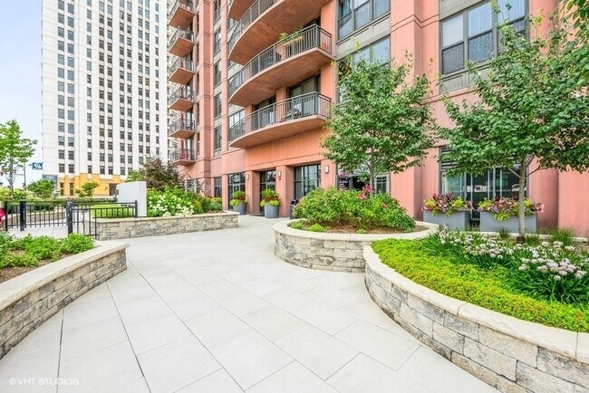 Building Photo - 330 N Jefferson St