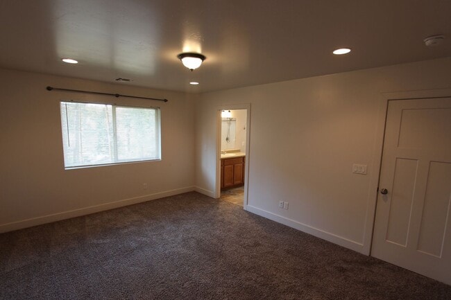 Building Photo - $500 OFF THE FIRST MONTHS RENT! Home in Mo...