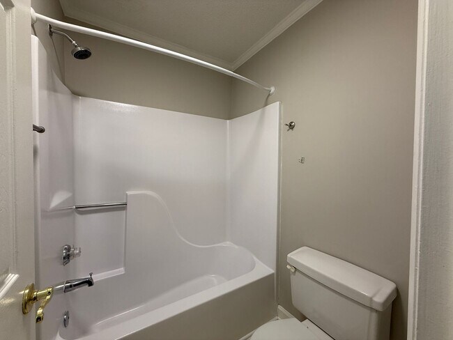 Building Photo - Spacious Two Bedroom, 2nd Floor Condo with Private Balcony. SHOWN BY APPOINTMENT ONLY!