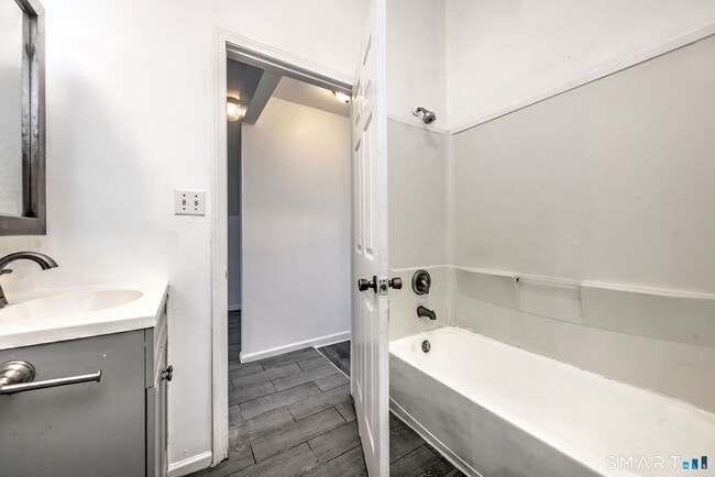 Building Photo - 483 Ferry St