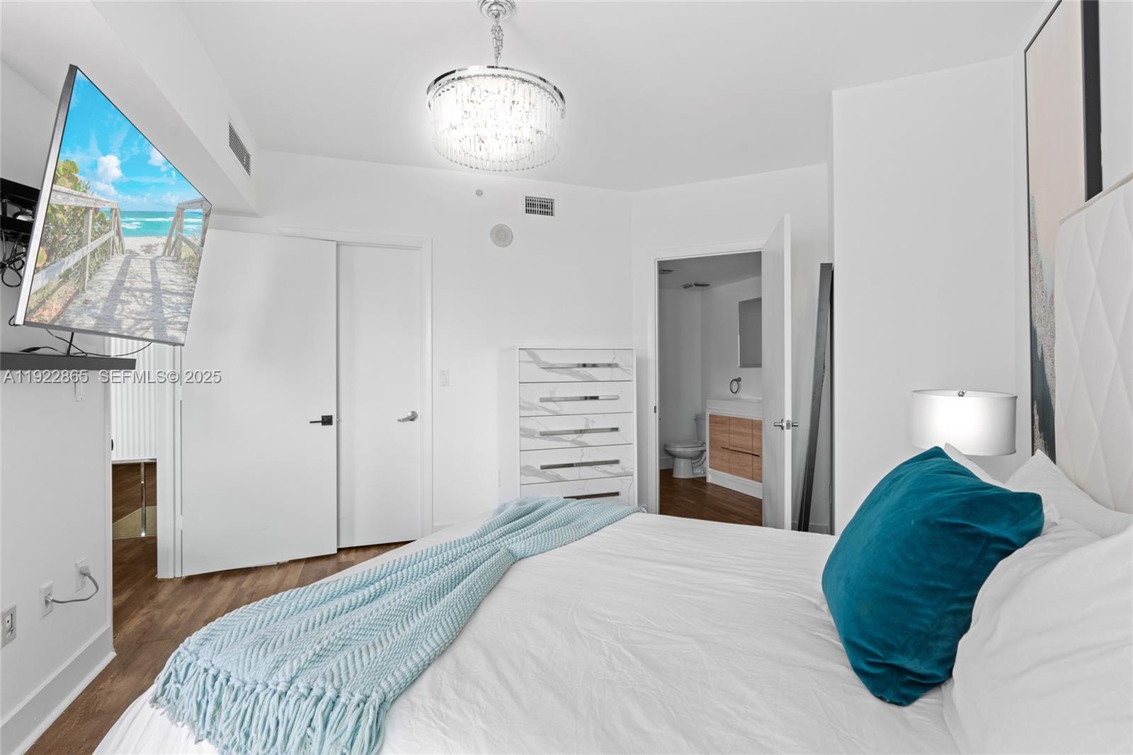 Building Photo - 350 S Miami Ave