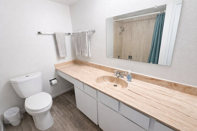 Building Photo - 505 N Rock Rd