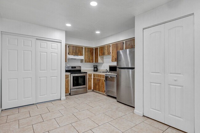 Building Photo - Freshly Updated 2-Bedroom Home with Stainless Steel Appliances & Private Patio – Ocala, FL