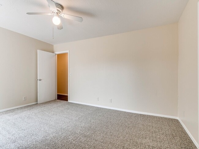 Building Photo - Just remodeled Duplex Home