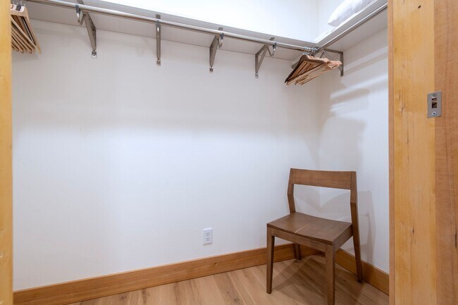 Building Photo - Seasonal Rental 11/1/25 - 5/30/26 Modern F...