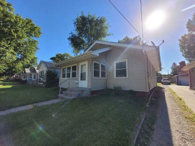 Building Photo - Two bedroom, One Bathroom Home with Partially fenced back yard